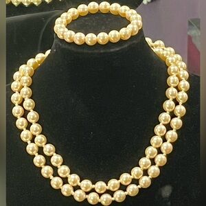 Creme Simulated pearls necklace bracelet set